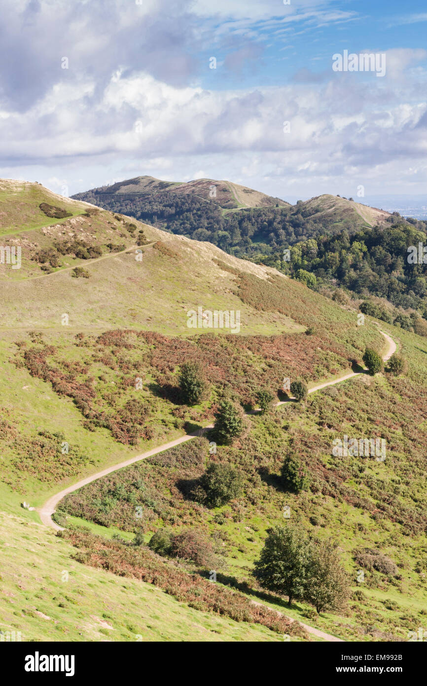 Vista del percorso di contorno che conduce a British Camp Herefordshire faro con Malvern Hills in background Foto Stock