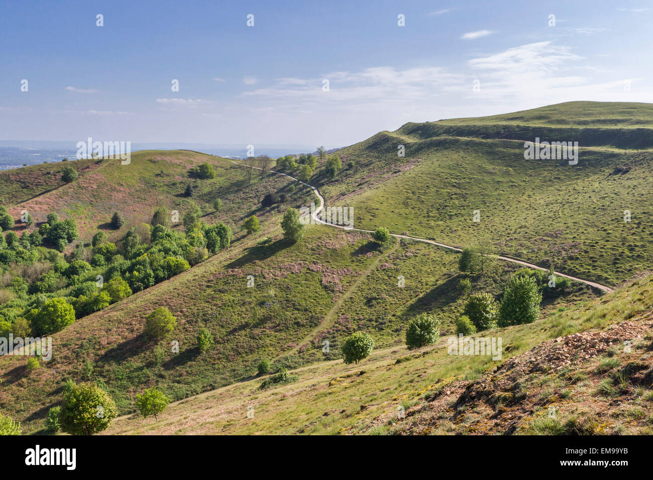 Vista del percorso di contorno che conduce intorno a British Camp Herefordshire Beacon in The Malvern Hills Foto Stock