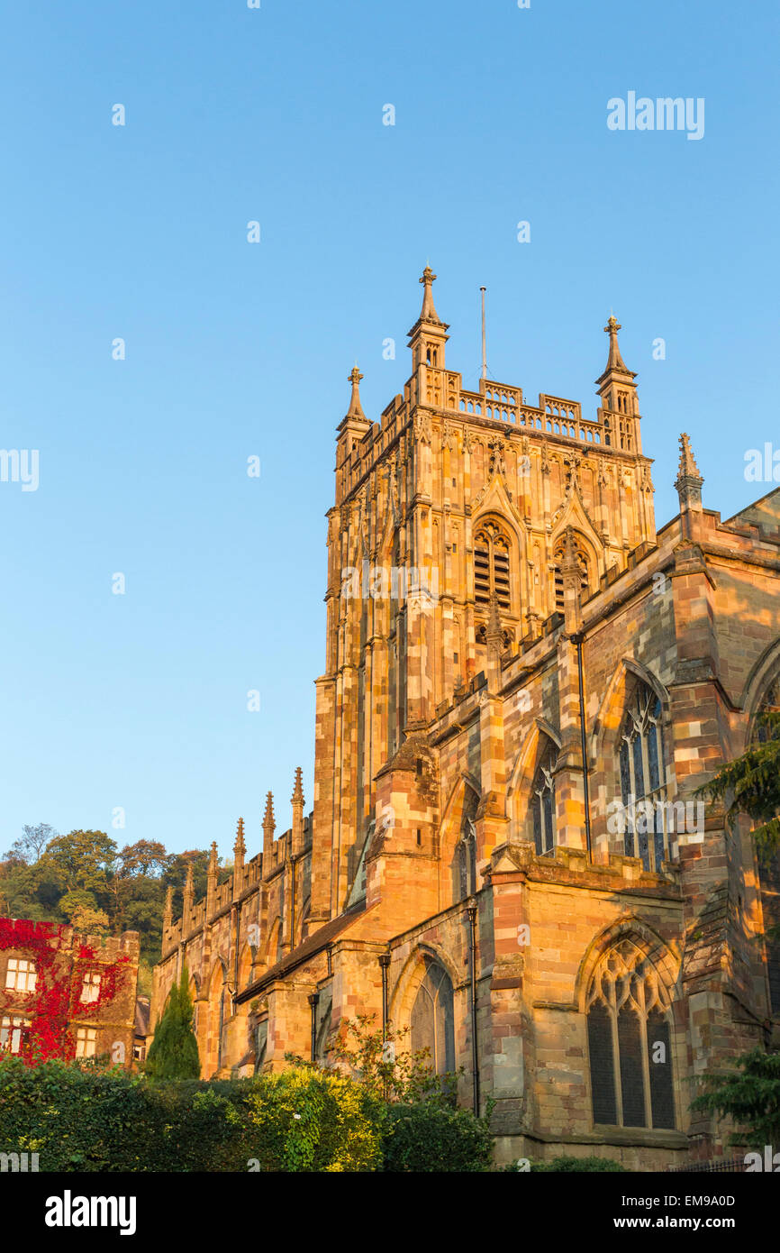 La mattina presto luce su Great Malvern Priory con cielo blu in Great Malvern town Foto Stock