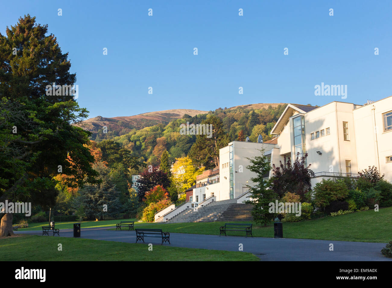 Great Malvern teatro con il colore di autunno alberi della Malvern Hills in background, Worcestershire Foto Stock