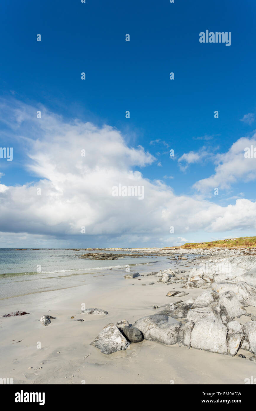 Spiaggia di sabbia bianca con il blu del cielo e la nube di punti Ardivachar, Sud Uist, Ebridi Esterne, Scozia Foto Stock