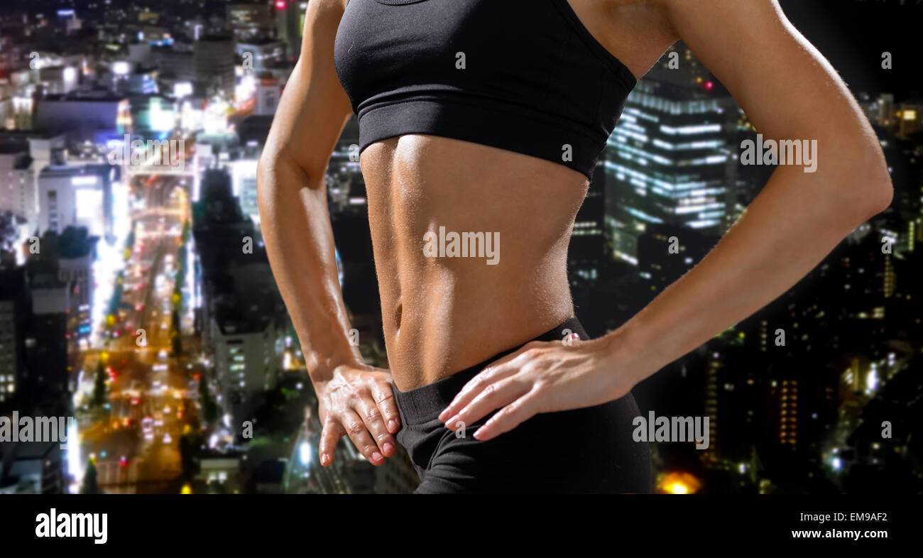 Close up di atletica femmina in abs sportswear Foto Stock