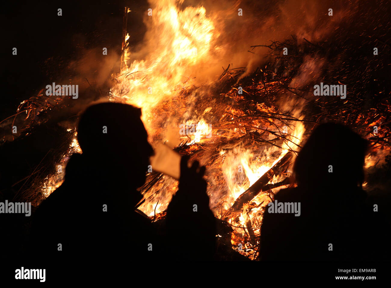 La gente guarda i tradizionali falò di Pasqua nel villaggio Lusatian di Burg nella regione Spreewald, Lusazia inferiore, Brandeburgo, Germania. Foto Stock