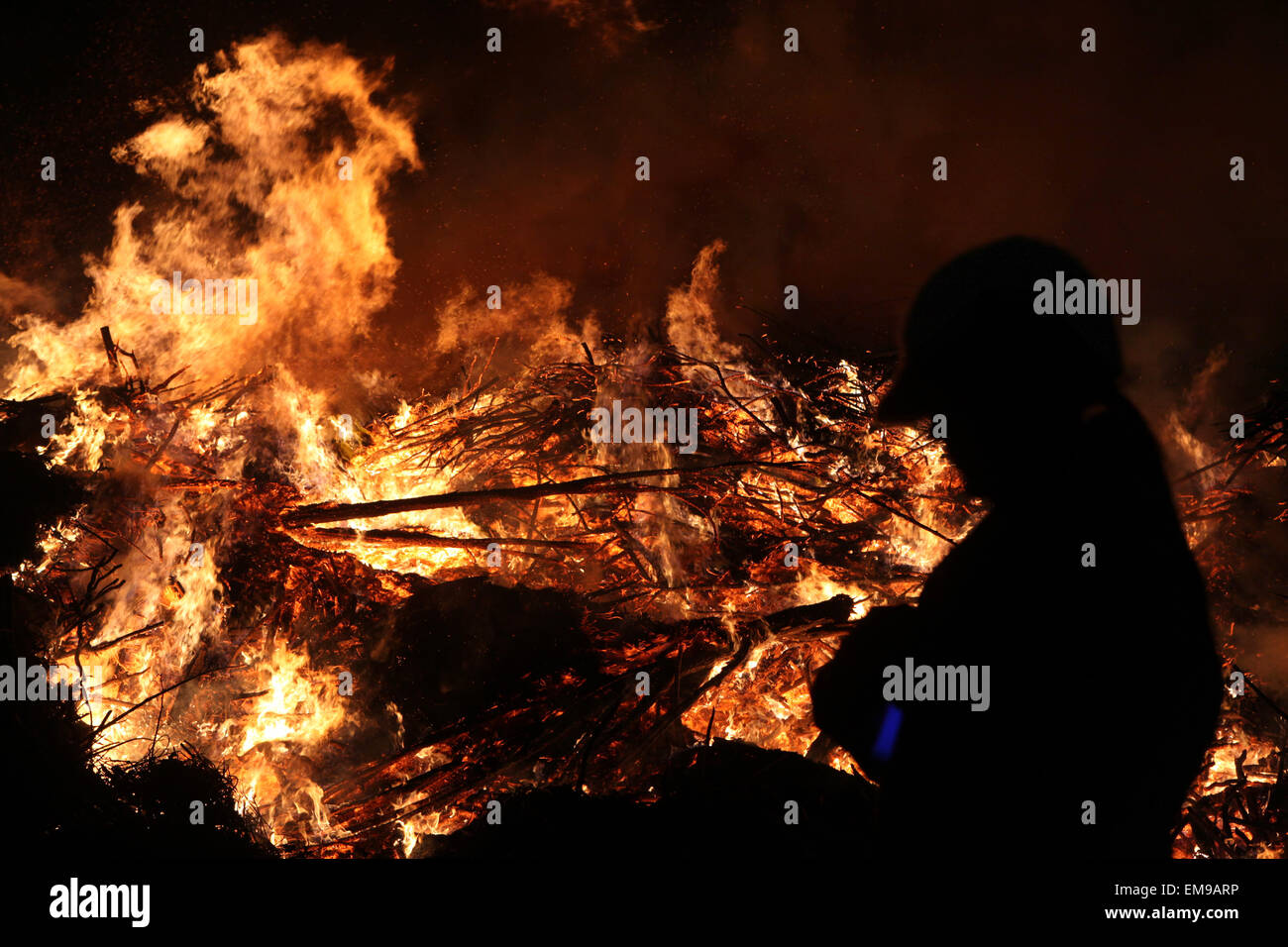 La gente guarda i tradizionali falò di Pasqua nel villaggio Lusatian di Burg nella regione Spreewald, Lusazia inferiore, Brandeburgo, Germania. Foto Stock