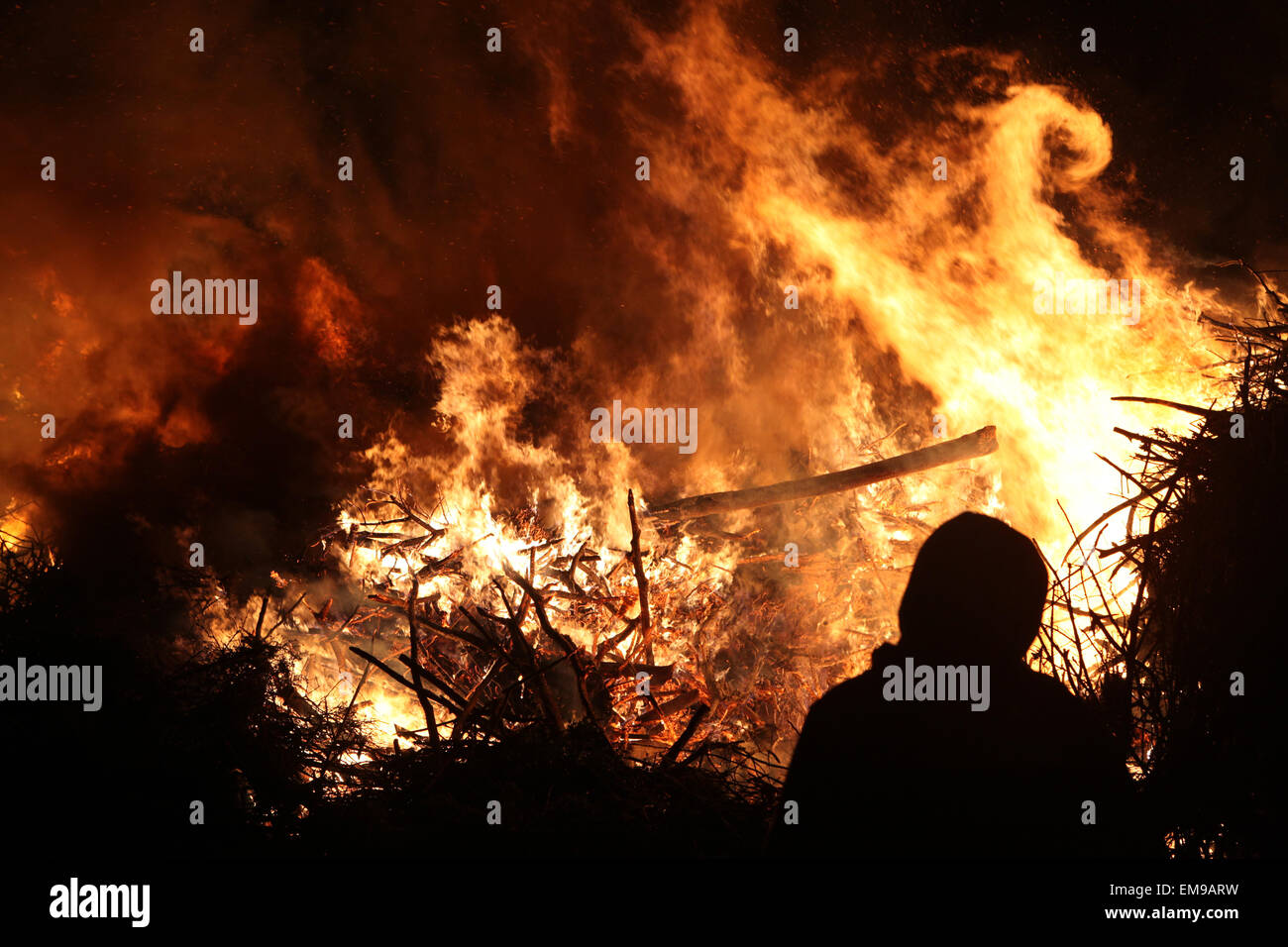 La gente guarda i tradizionali falò di Pasqua nel villaggio Lusatian di Burg nella regione Spreewald, Lusazia inferiore, Brandeburgo, Germania. Foto Stock