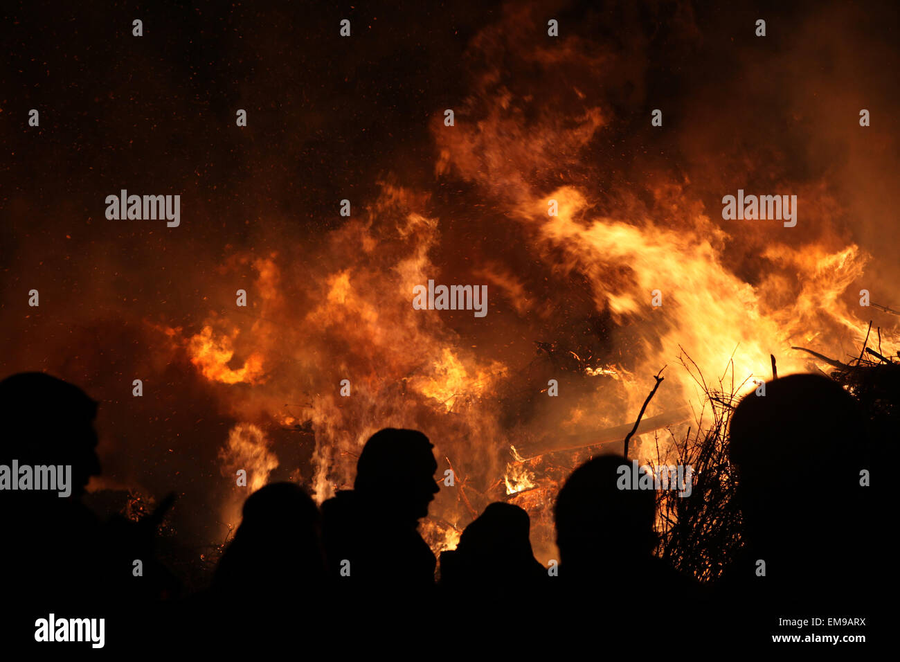 La gente guarda i tradizionali falò di Pasqua nel villaggio Lusatian di Burg nella regione Spreewald, Lusazia inferiore, Brandeburgo, Germania. Foto Stock