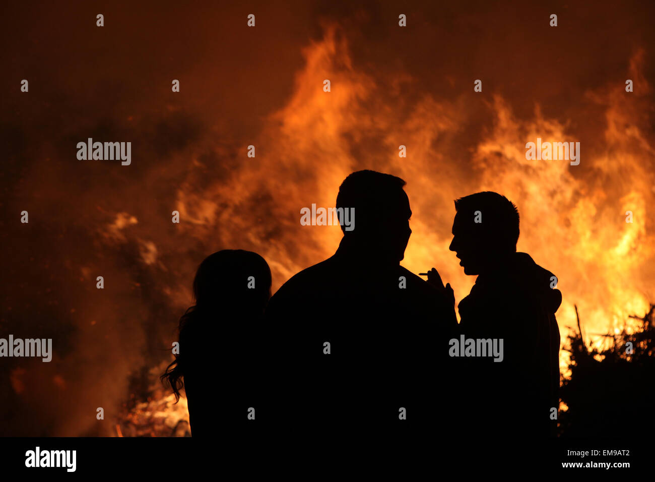 La gente guarda i tradizionali falò di Pasqua nel villaggio Lusatian di Burg nella regione Spreewald, Lusazia inferiore, Brandeburgo, Germania. Foto Stock