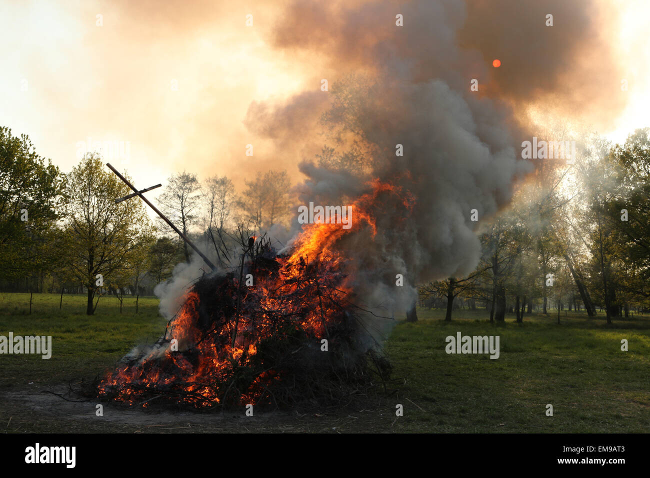 Tradizionale falò di Pasqua nel villaggio Lusatian di Burg nella regione Spreewald, Lusazia inferiore, Brandeburgo, Germania. Foto Stock