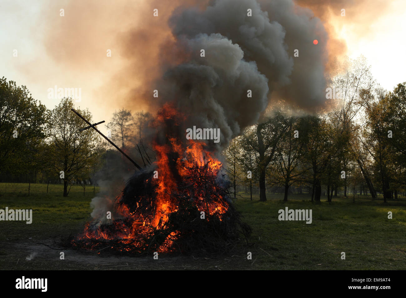Tradizionale falò di Pasqua nel villaggio Lusatian di Burg nella regione Spreewald, Lusazia inferiore, Brandeburgo, Germania. Foto Stock