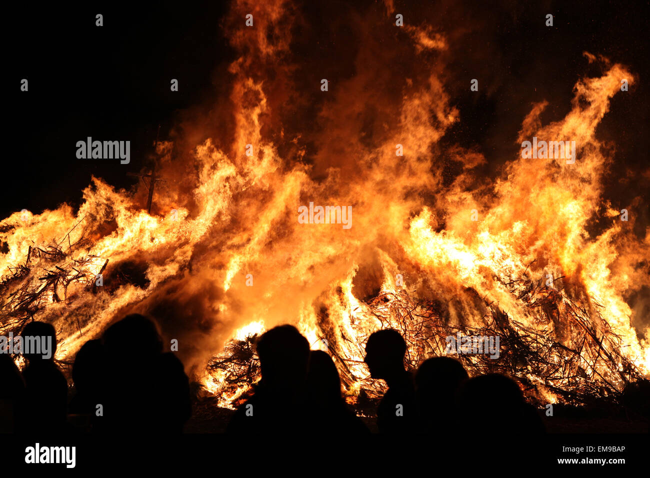La gente guarda i tradizionali falò di Pasqua nel villaggio Lusatian di Burg nella regione Spreewald, Lusazia inferiore, Brandeburgo, Germania. Foto Stock