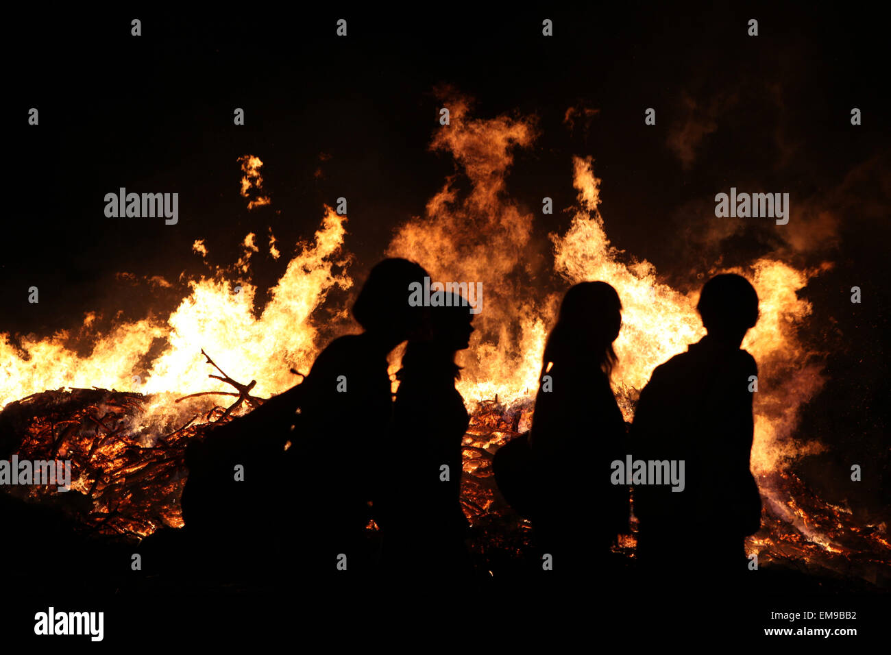 La gente guarda i tradizionali falò di Pasqua nel villaggio Lusatian di Burg nella regione Spreewald, Lusazia inferiore, Brandeburgo, Germania. Foto Stock