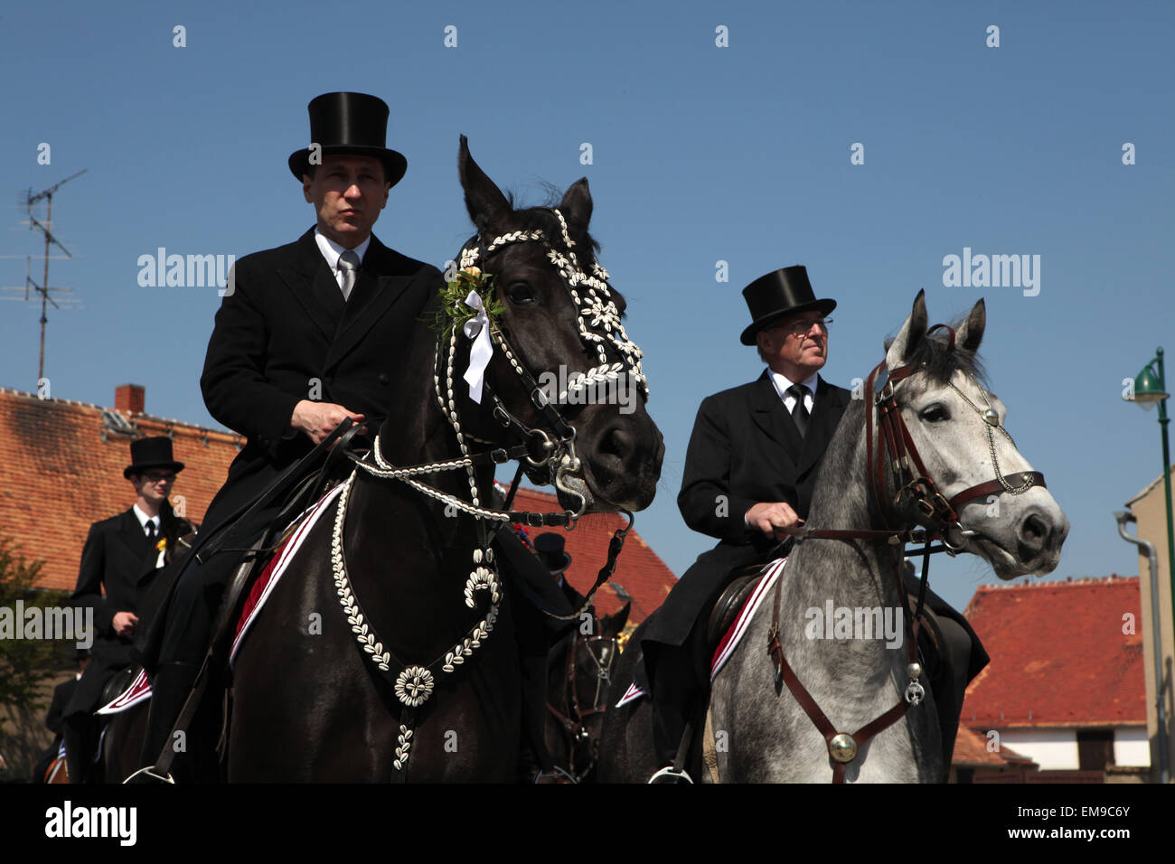 Pasqua piloti partecipare alla Pasqua cerimoniale corteo equestre nel villaggio Lusatian di Crostwitz vicino a Bautzen, Lusati superiore Foto Stock