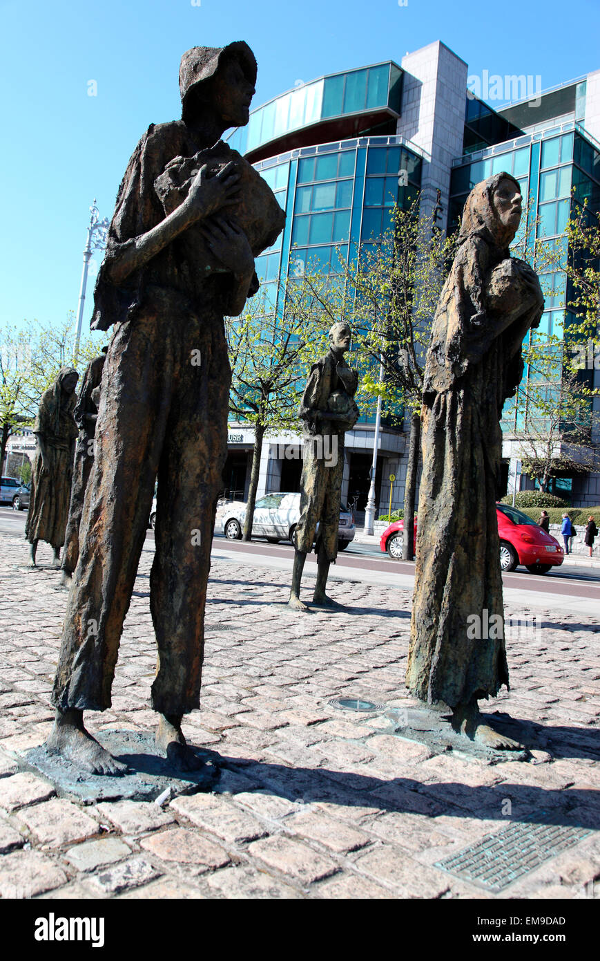 La carestia Memorial da Rowan Gillespie su Customs House Quay Dublino. Foto Stock