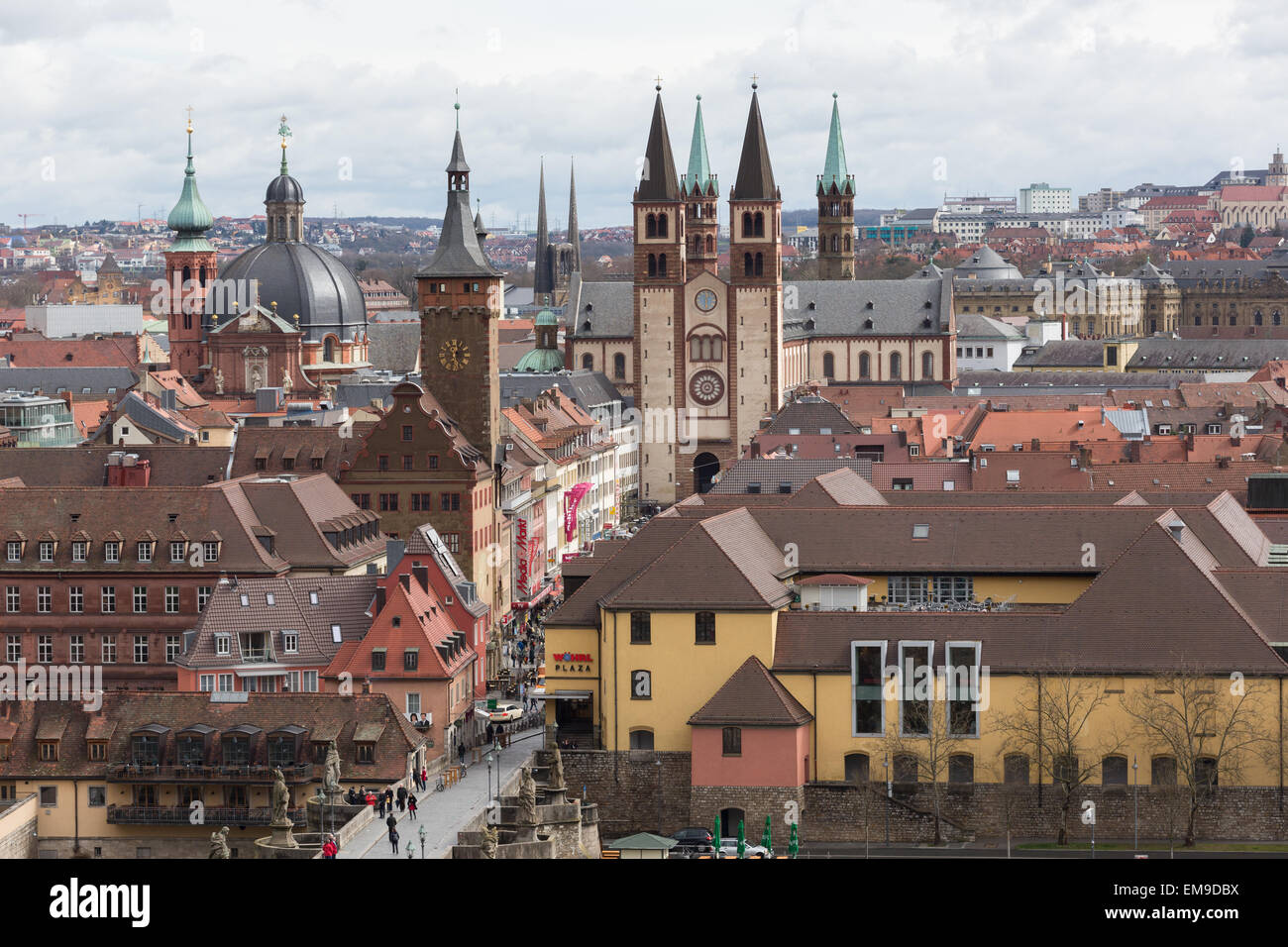 Le guglie e le torri della città antica di Würzburg, Baviera, Germania Foto Stock