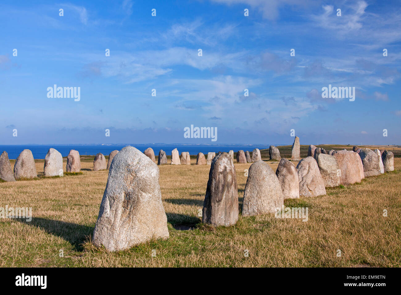 Ale pietre del / Ales stenar, pietra megalitico monumento ovale in rappresentanza di nave di pietra vicino a Kåseberga, Skane, Svezia Foto Stock