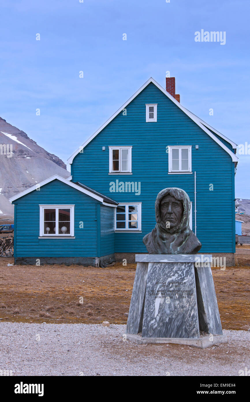 Statua di Roald Amundsen, norvegese explorer, nel remoto villaggio di Ny Alesund, Svalbard, Norvegia Foto Stock