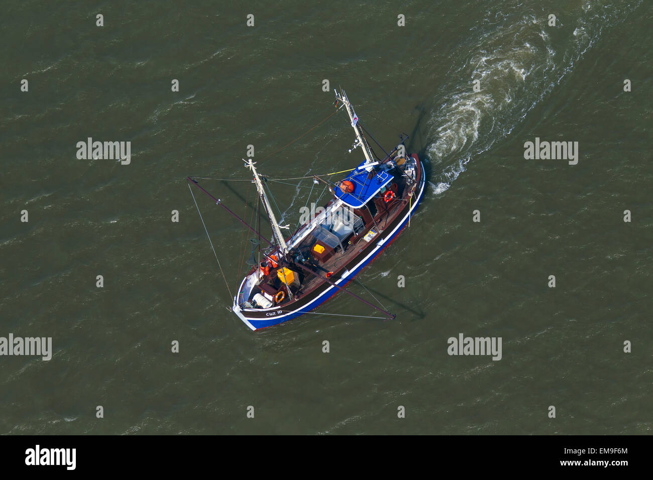 Ad occhio d'uccello del gambero blu barca peschereccio con reti da traino adibiti alla pesca di gamberetti in mare Foto Stock