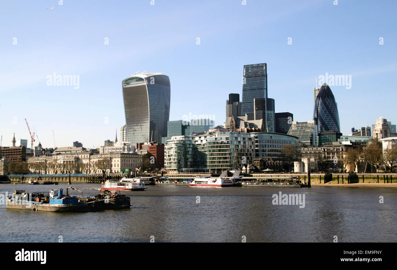Il fiume Tamigi e la City of London Skyline Aprile 2015 Foto Stock