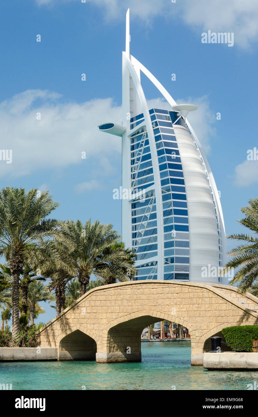 Vista del Burj Al Arab hotel da Medinat Juimerah, Dubai Foto Stock