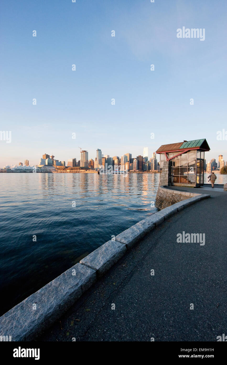 Skyline di Vancouver e nove ore di pistola In Stanley Park, British Columbia, Canada Foto Stock