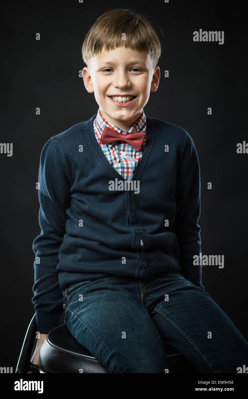 Close up ritratto di Giovane sorridente ragazzo carino a bow tie Foto Stock