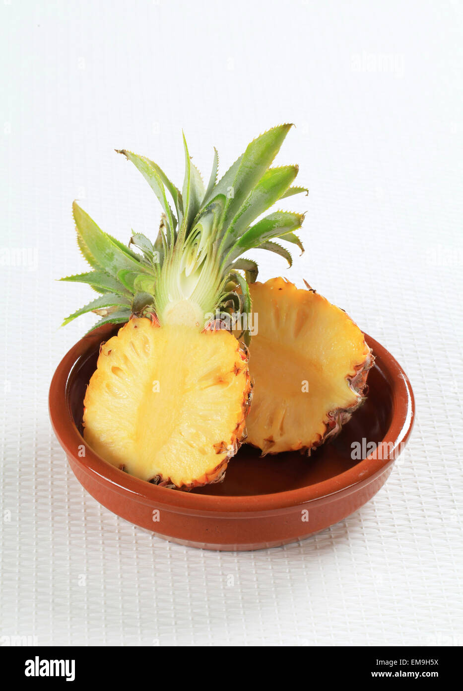 Ananas fresco tagliato a metà Foto Stock
