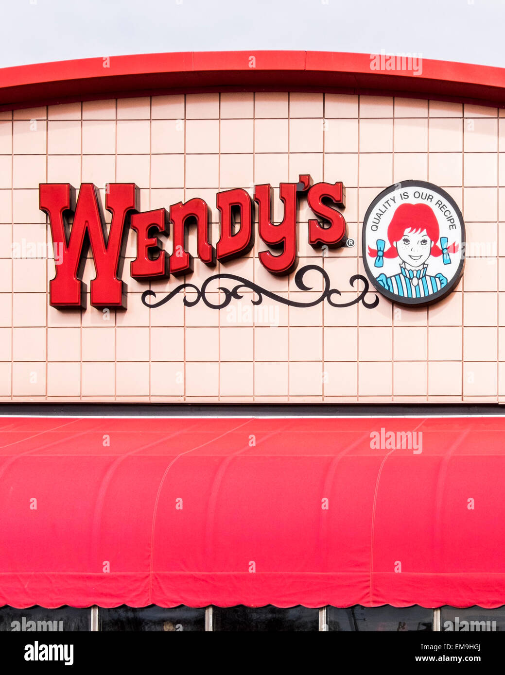 La parte superiore esterna anteriore di un Wendy's hamburger business in Oklahoma City, Oklahoma, Stati Uniti d'America che mostra la Wendy's Sign e il logo. Foto Stock