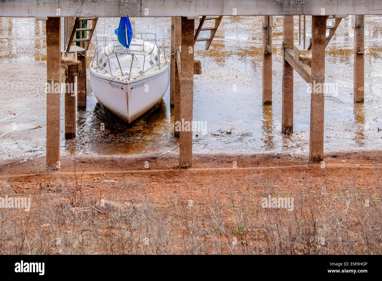 Una barca a vela si appoggia a una distanza di pochi centimetri di acqua nella marina di una siccità coniata alimentazione municipale, Lago Hefner, nella città di Oklahoma, Oklahoma, Stati Uniti d'America Foto Stock