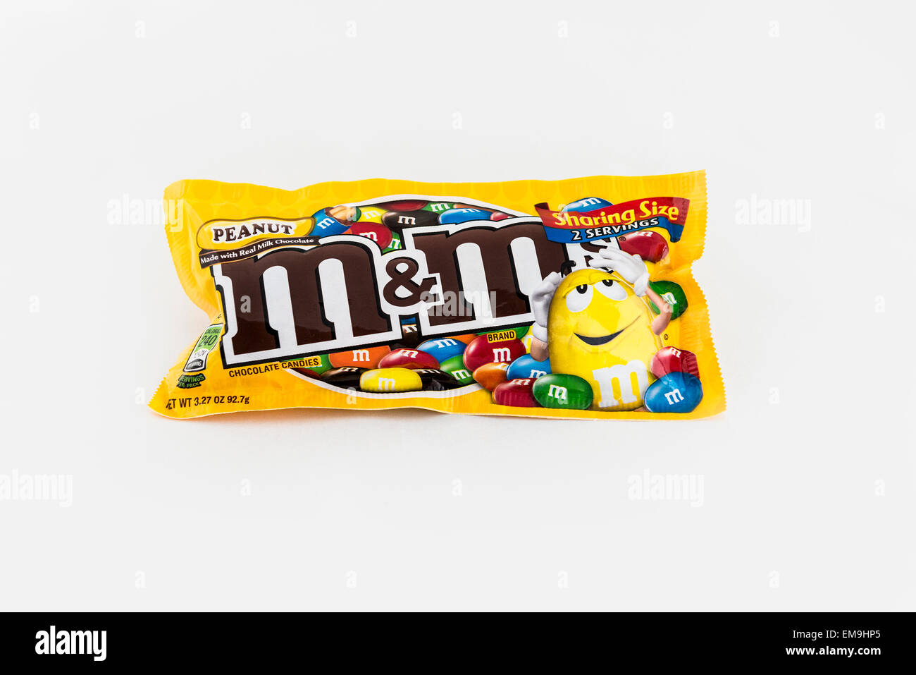 Un singolo M&M cioccolatini confezione su uno sfondo bianco. Foto Stock