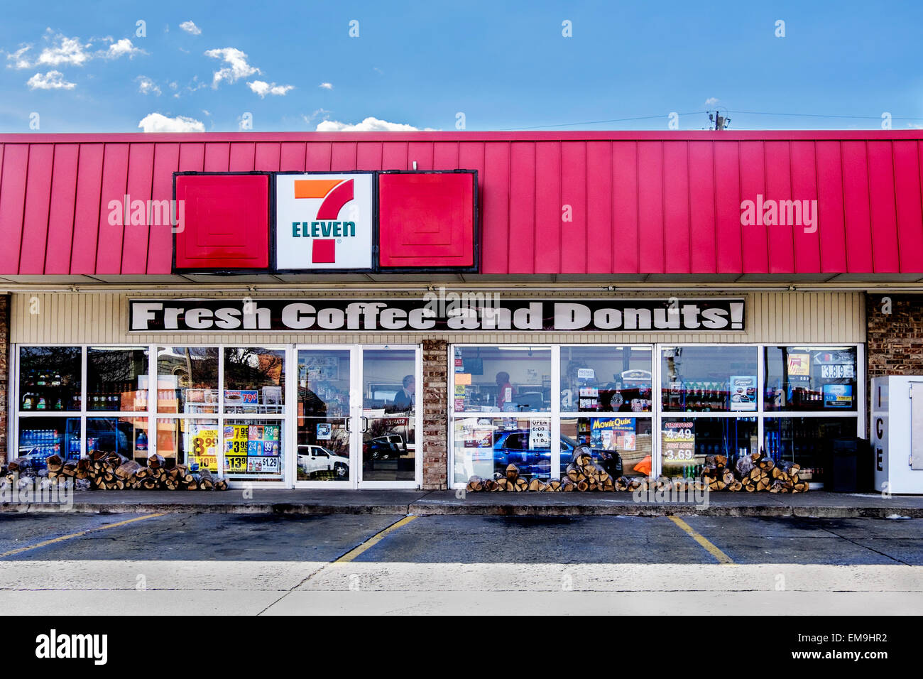 Il fronte esterno e parcheggio di 7 undici convenience store nella città di Oklahoma, Oklahoma, Stati Uniti d'America. Foto Stock