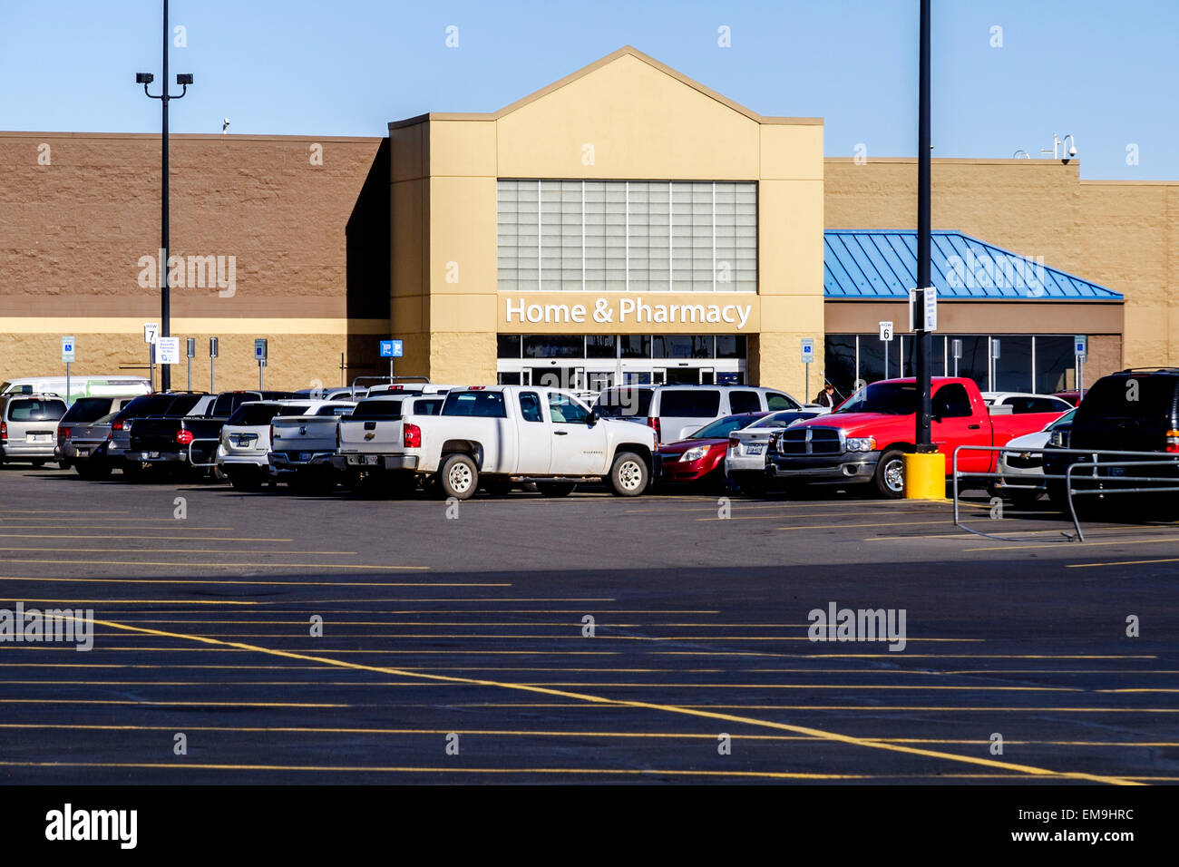 La parte anteriore esterna di un Walmart store e parcheggio nella città di Oklahoma, Oklahoma, Stati Uniti d'America. Foto Stock