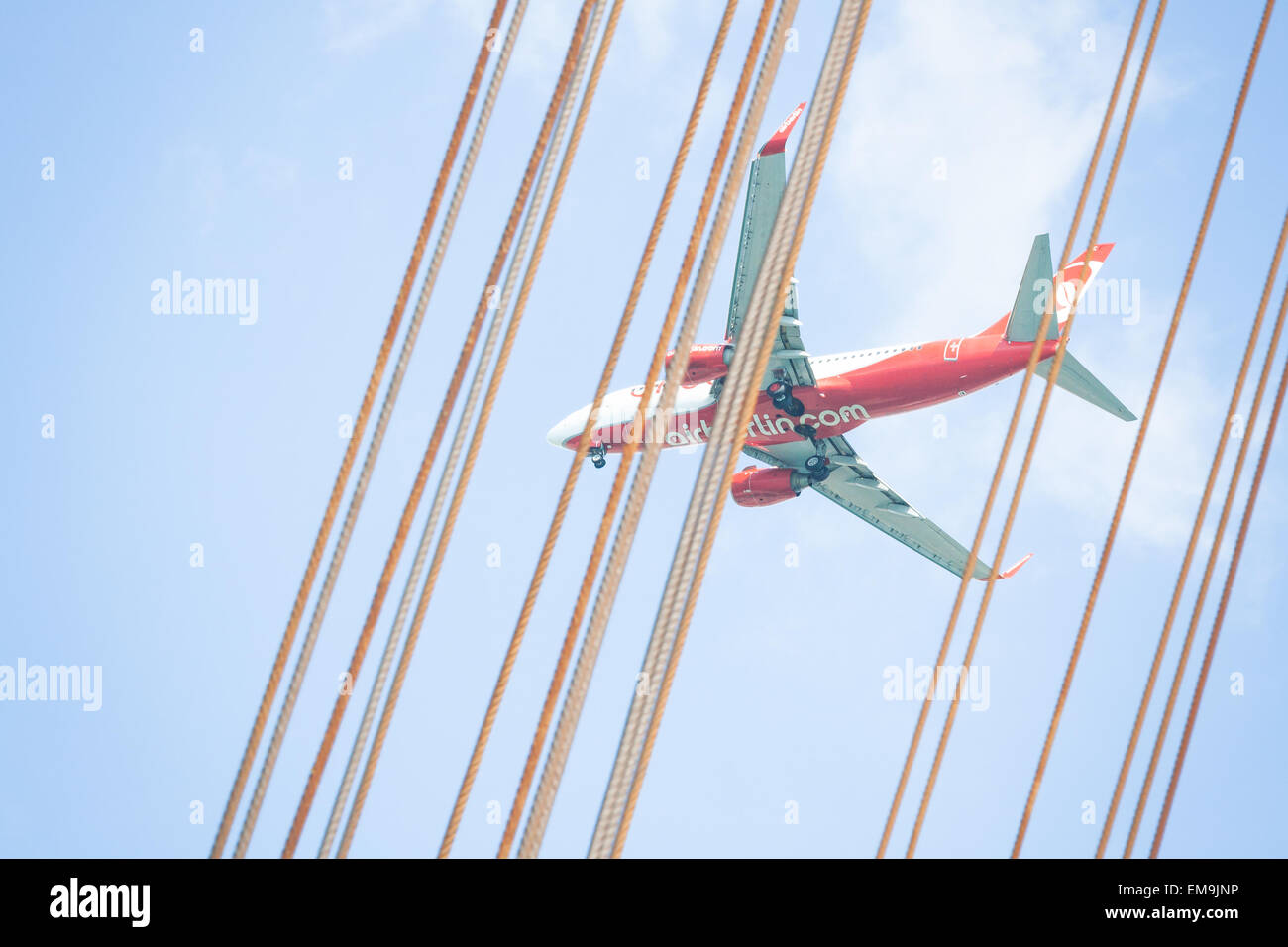 Cagliari - Italia - 8 Marzo: Air Berlin vola piano attraverso i cavi di acciaio Foto Stock