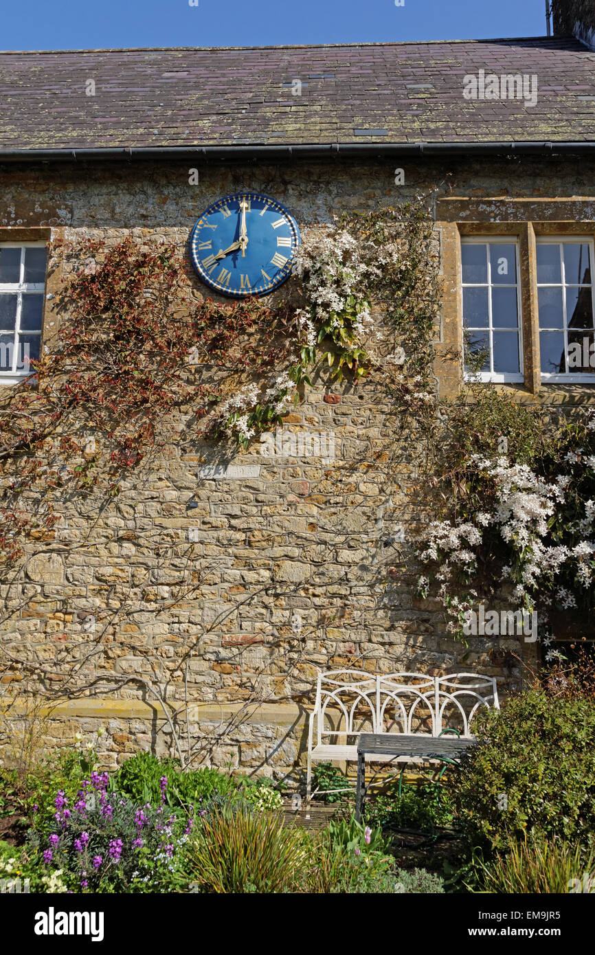 Orologio blu sul lato della casa nel Dorset Foto Stock