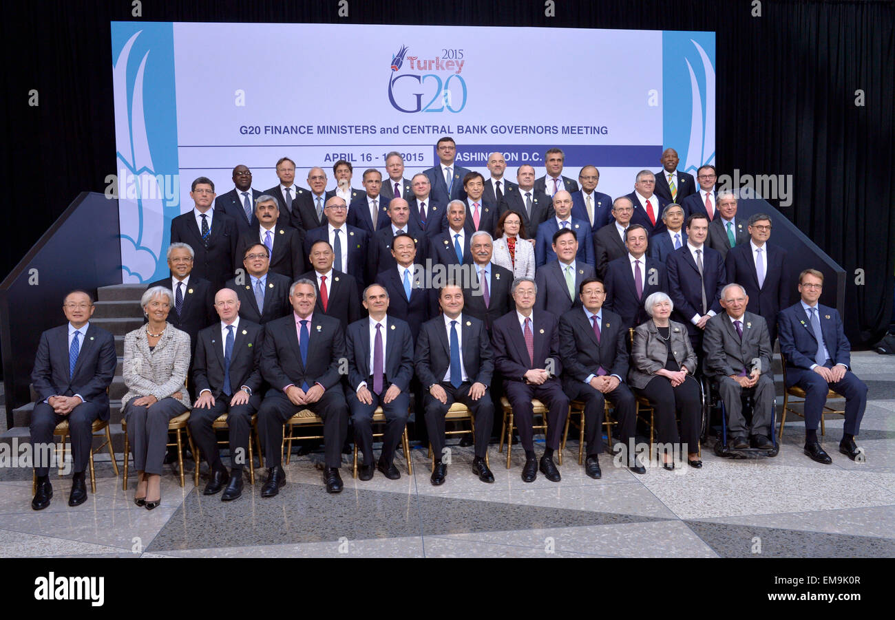 Washington, DC, Stati Uniti d'America. Xvii Apr, 2015. I ministri delle finanze e banchieri centrali del G20 posano per una foto di famiglia con il direttore del FMI Christine Lagarde (2a L, anteriore) durante il FMI e la Banca mondiale di primavera a Washington DC, capitale degli Stati Uniti, 17 aprile 2015. Il gruppo dei 20 principali economie (G20) è rimasto "profondamente deluso" con il continuo ritardo nell'avanzamento del 2010 del Fondo monetario internazionale (FMI) riforma delle quote, G20 dei ministri delle finanze e i governatori della Banca centrale ha detto in un comunicato il venerdì. Credito: Xinhua/Alamy Live News Foto Stock