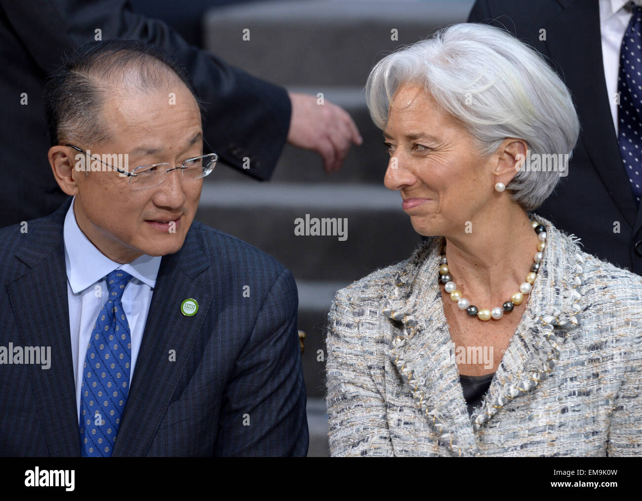 Washington, DC, Stati Uniti d'America. Xvii Apr, 2015. Il presidente della Banca Mondiale, Jim Yong Kim (L) e il Fondo monetario internazionale (FMI) Direttore Christine Lagarde sono visti prima di una foto di famiglia con il direttore del FMI Christine Lagarde (2a L, anteriore) durante il FMI e la Banca mondiale di primavera a Washington DC, capitale degli Stati Uniti, 17 aprile 2015. Credito: Xinhua/Alamy Live News Foto Stock