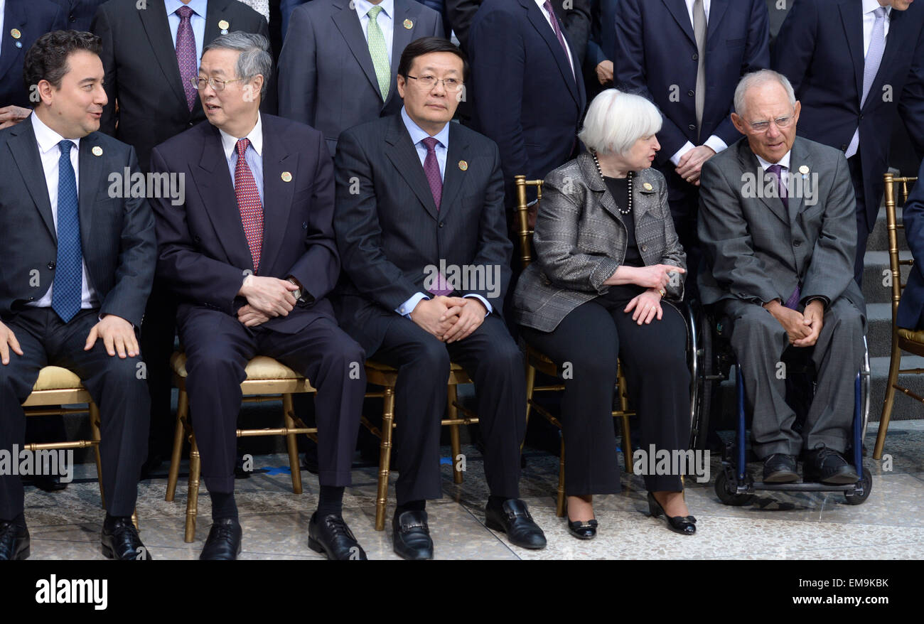 Washington, DC, Stati Uniti d'America. Xvii Apr, 2015. (R-L) il Ministro delle finanze tedesco Wolfgang Schaeuble, U.S. Federal Reserve sedia Janet Yellen, cinese il ministro delle finanze Lou Jiwei e Governatore della Banca Popolare di Cina Zhou Xiaochuan sono visti prima di una foto di famiglia con il direttore del FMI Christine Lagarde (2a L, anteriore) durante il FMI e la Banca mondiale di primavera a Washington DC, capitale degli Stati Uniti, 17 aprile 2015. Credito: Xinhua/Alamy Live News Foto Stock