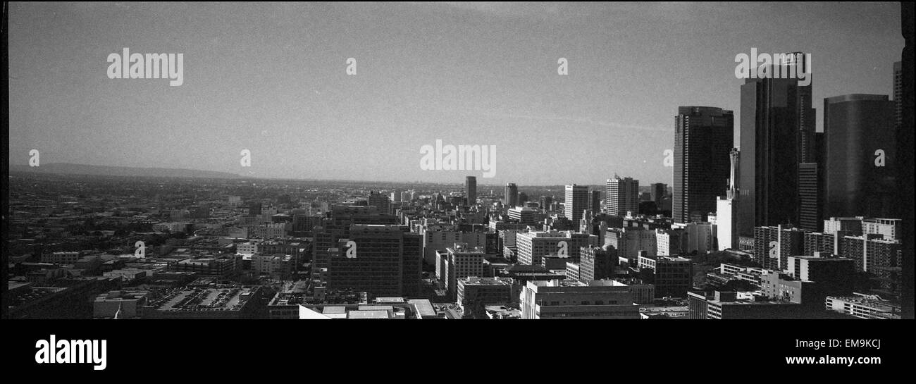 Aprile 17, 2015 - Los Angeles, California, Stati Uniti d'America - una vista del centro cittadino di Los Angeles City dal municipio come sindaco di Los Angeles Eric Garcetti annuncia la nuova app di luoghi storici LA in Municipio martedì 24 febbraio 2015..Il Getty Conservation Institute (GCI) e la città di Los Angeles ha annunciato oggi il lancio di HistoricPlacesLA..ARMANDO ARORIZO. (Credito Immagine: © Armando Arorizo/Prensa Internacional/ZUMA filo) Foto Stock