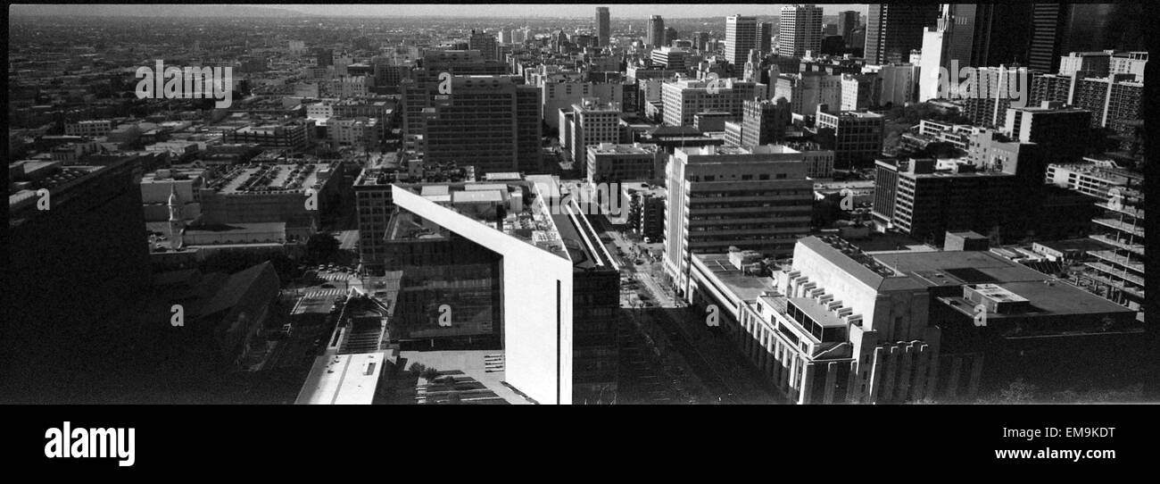 Los Angeles, California, USA. Xvii Apr, 2015. Una vista del centro cittadino di Los Angeles City dal municipio come sindaco di Los Angeles Eric Garcetti annuncia la nuova app di luoghi storici LA in Municipio martedì 24 febbraio 2015.Il Getty Conservation Institute (GCI) e la città di Los Angeles ha annunciato oggi il lancio di HistoricPlacesLA.ARMANDO ARORIZO. © Armando Arorizo/Prensa Internacional/ZUMA filo/Alamy Live News Foto Stock