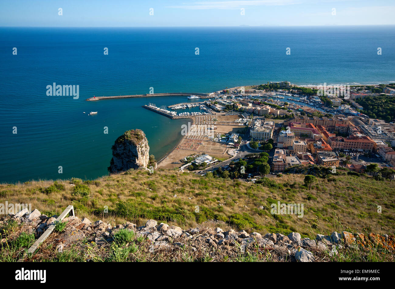 Terracina,vista verso il porto dal tempio di Giove Anxur, sul lato sinistro della parte superiore del Pisco Montano rock, Lazio, Italia Foto Stock