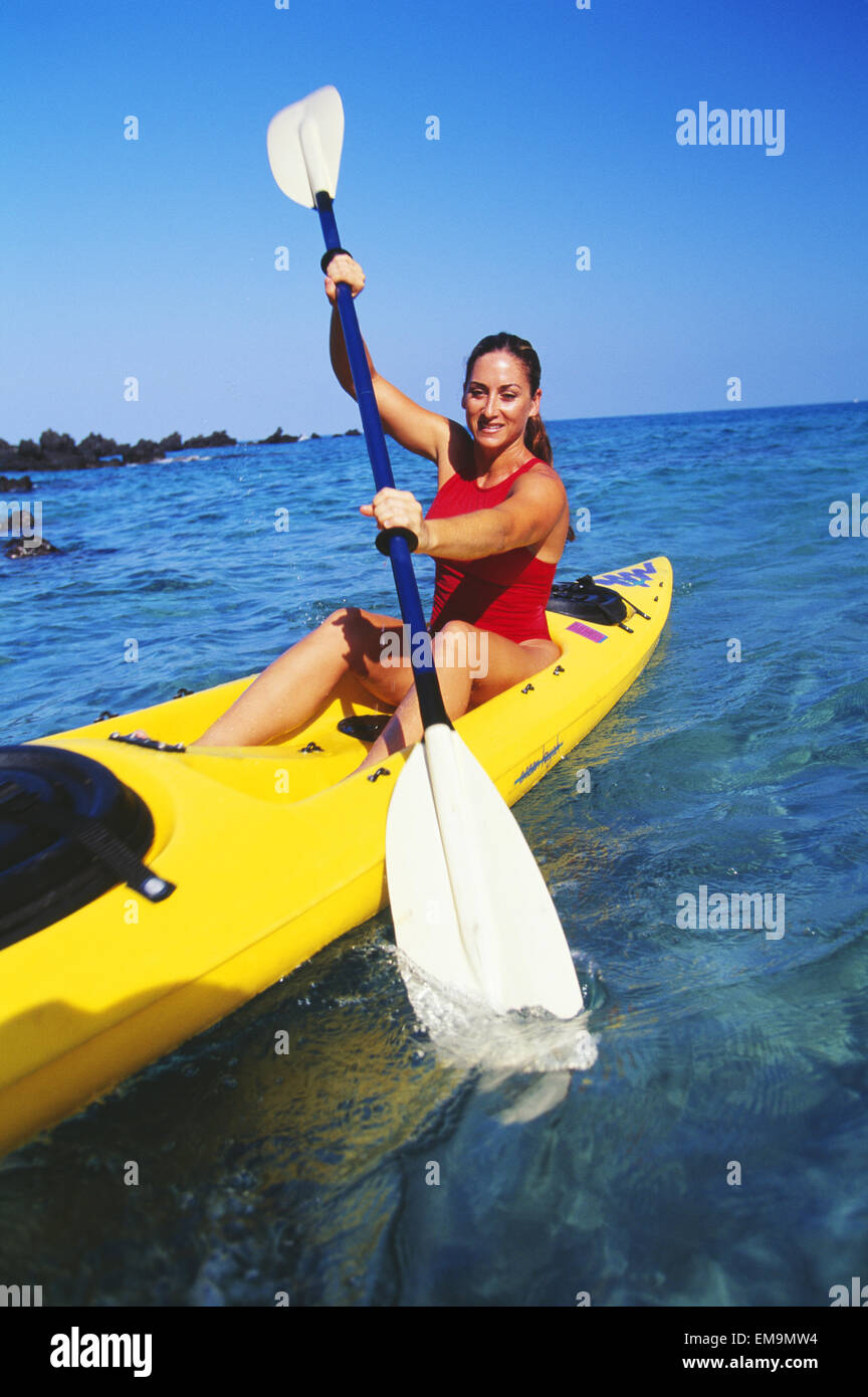 Woman in Red Costume canoa kayak nell'oceano Foto stock - Alamy