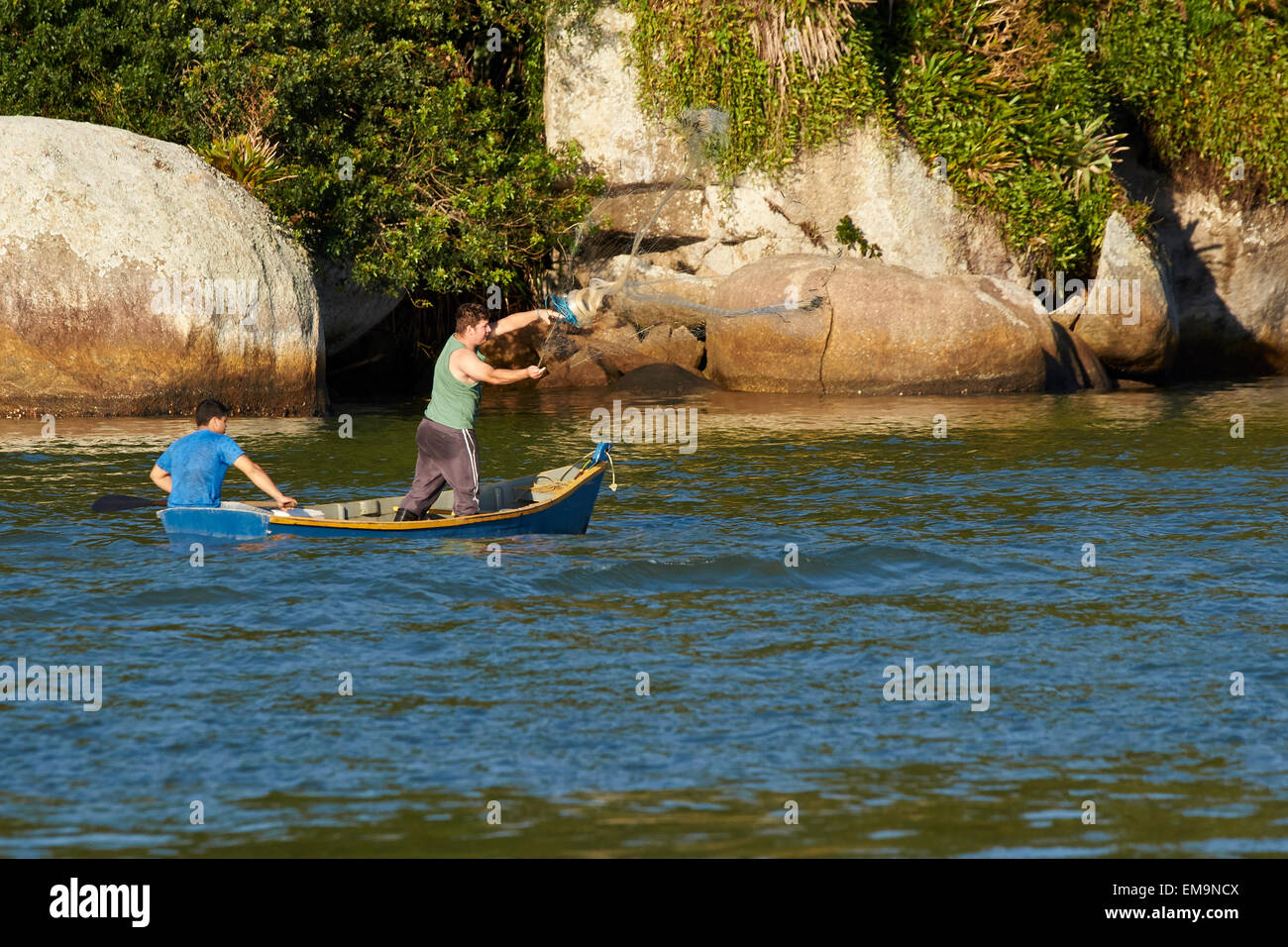 La pesca con un lancio net Foto Stock