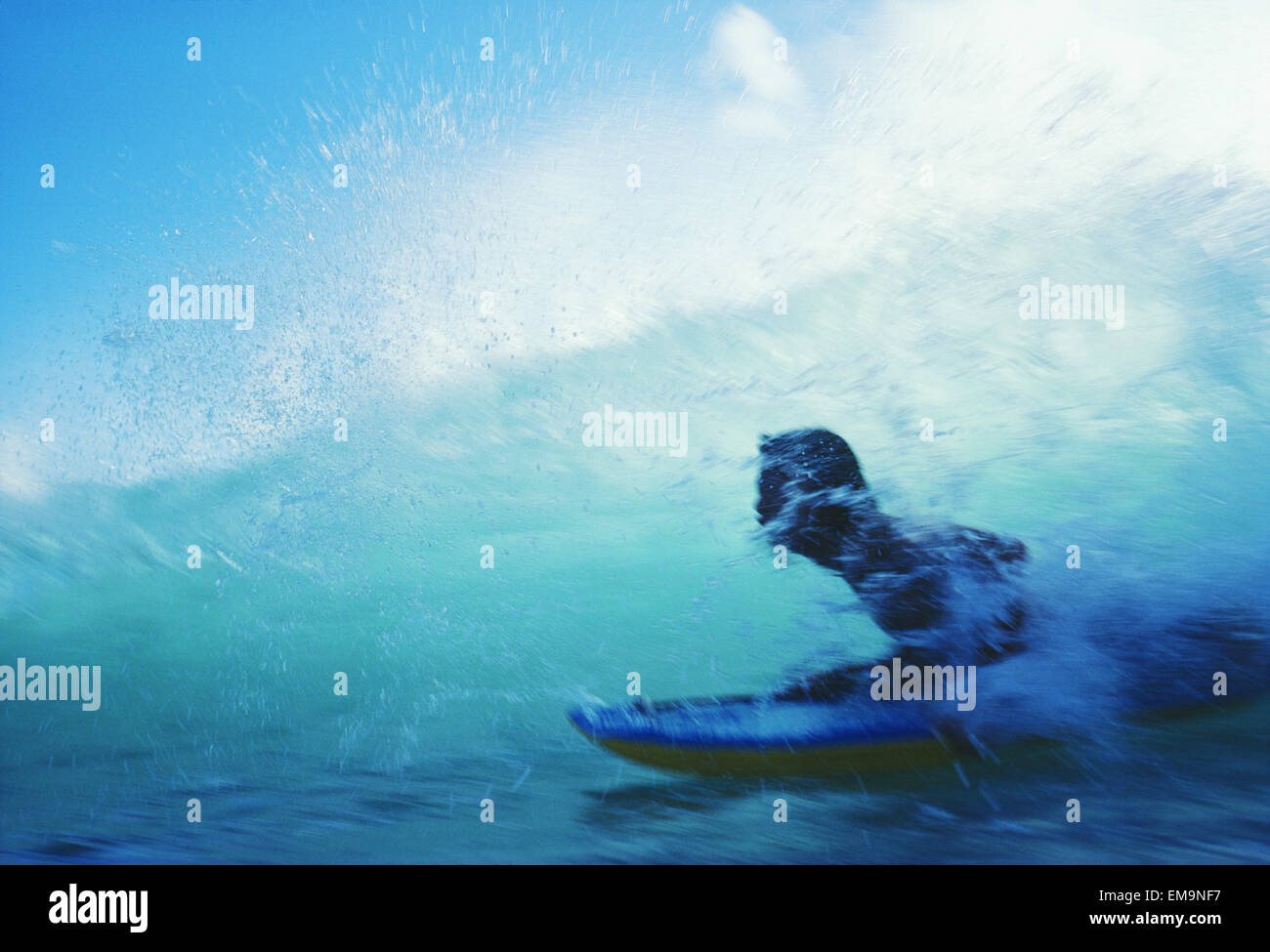 Hawaii, Oahu, Waikiki, Boogieboarder cavalcare all'interno di onda. Foto Stock