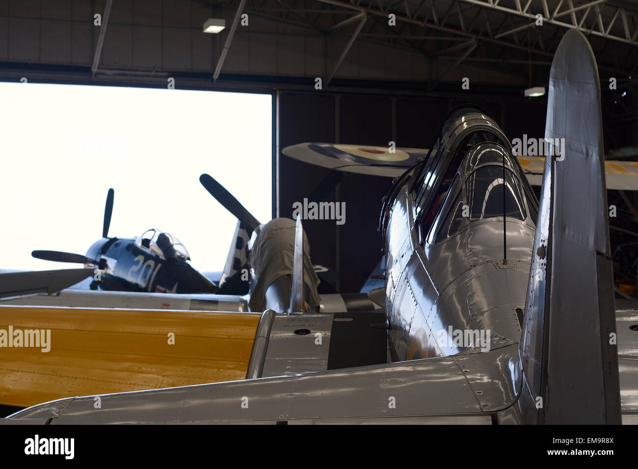 Vintage piani di guerra in un appendiabiti a Imperial War Museum Duxford Foto Stock