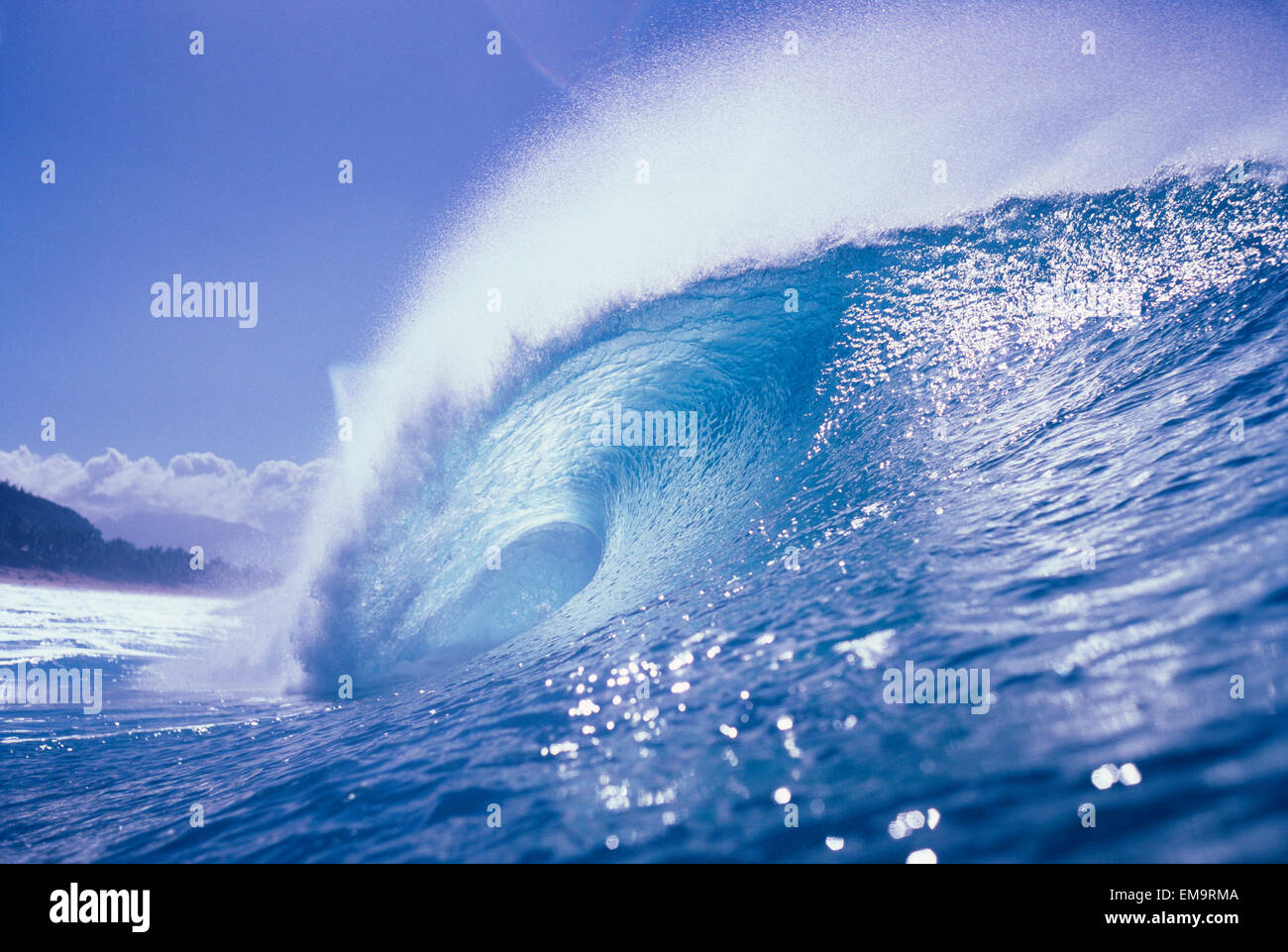 Ricci ampi onda vetroso, lieve scorcio di terra. Foto Stock