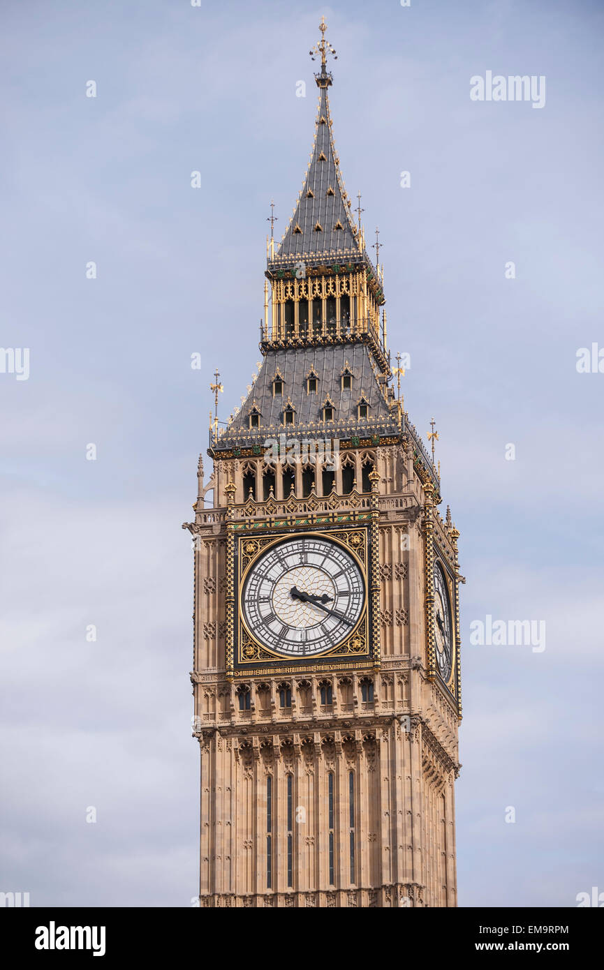 Londra, Regno Unito. Il 17 aprile 2015. Regno Unito Meteo: Big Ben su una molla a fine pomeriggio si affaccia turisti approfittando del bel tempo rilassarsi sul prato erboso di Piazza del Parlamento, Westminster qui di seguito. Credito: Stephen Chung / Alamy Live News Foto Stock
