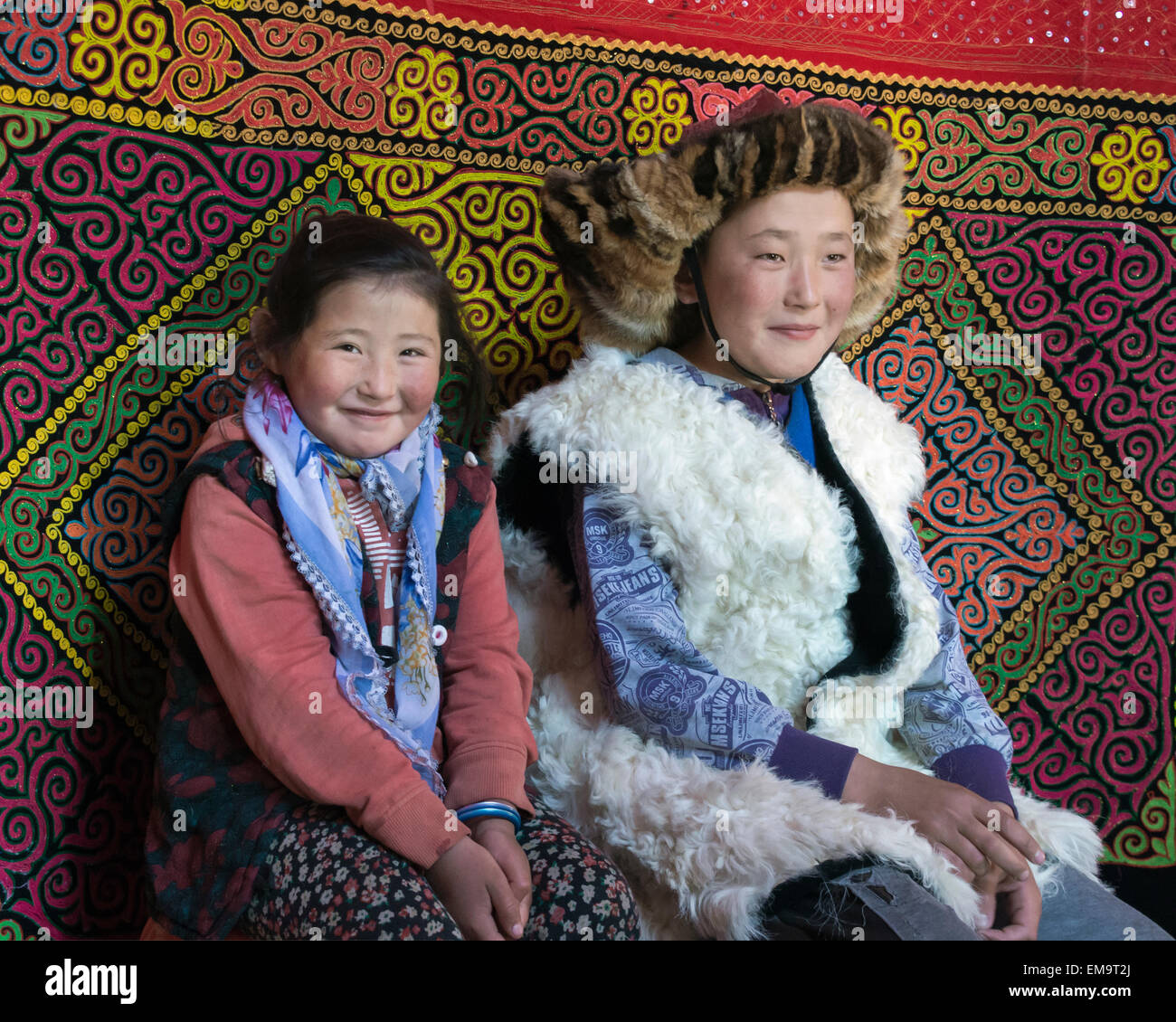 Il kazako fratello e sorella all'interno di un ger, Mongolia occidentale Foto Stock