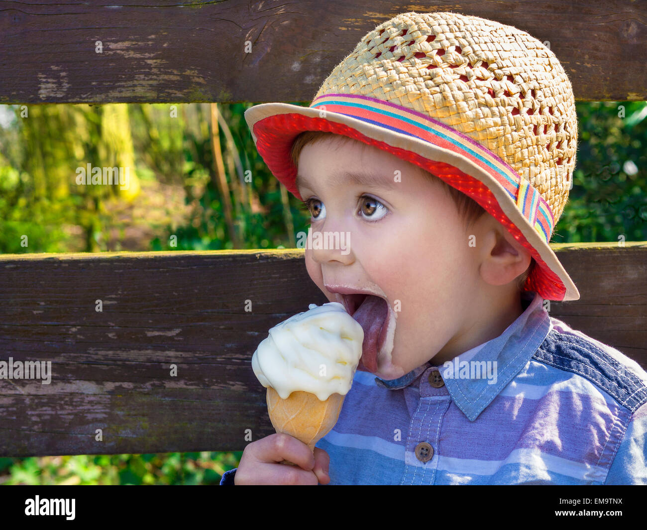 Carino piccolo ragazzo a mangiare il gelato Foto Stock
