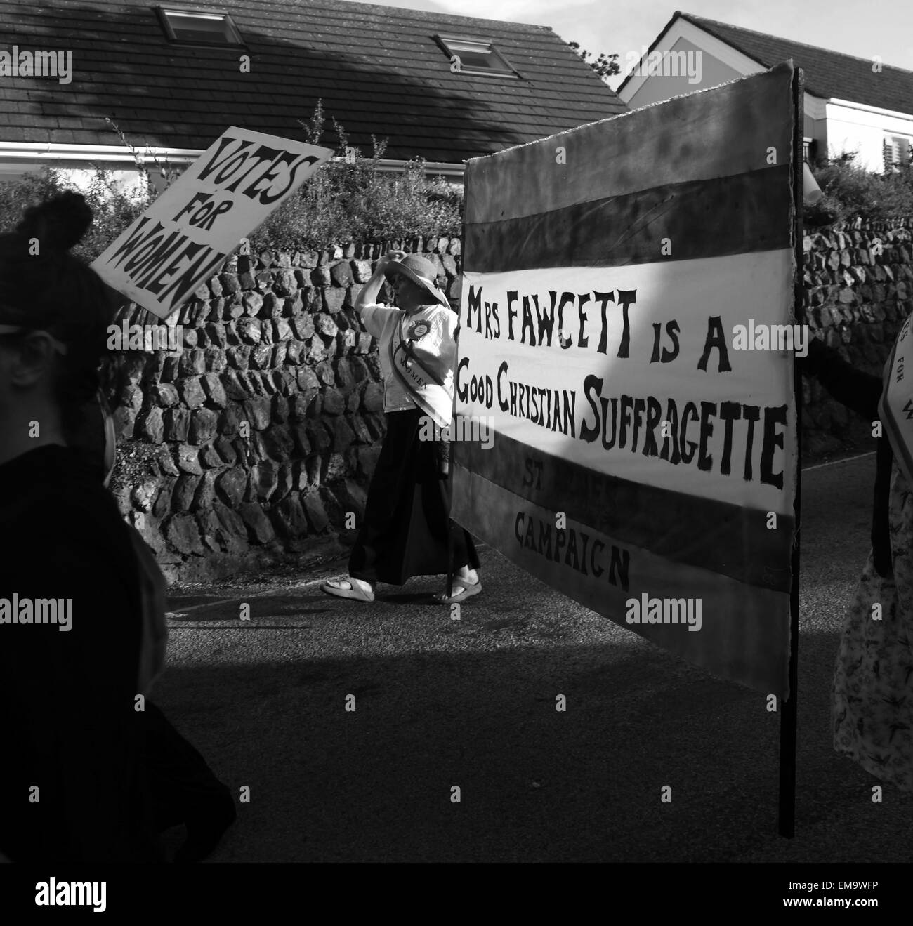 Campagna femminista per le votazioni per le donne con banner indicante la onorevole Fawcett è un buon cristiano Suffragette Foto Stock