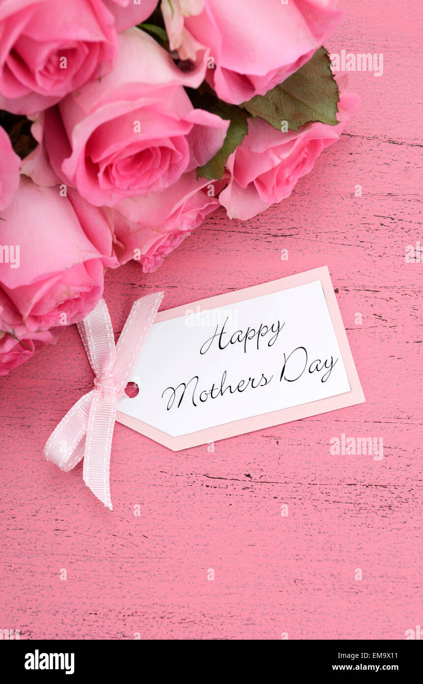 Felice Festa della Mamma Rosa Rose in stile vintage invecchiato in legno rosa tabella. Foto Stock