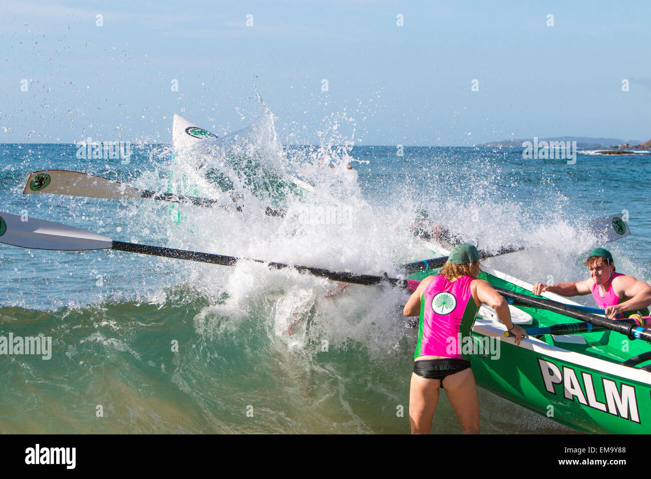 Tradizionali corse surfboat concorrenza sulla spiaggia bilgola,nord di Sydney, Australia Foto Stock